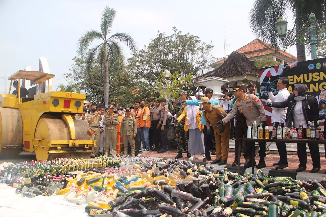 Ribuan Botol Miras Ilegal Dimusnahkan Polres Bantul