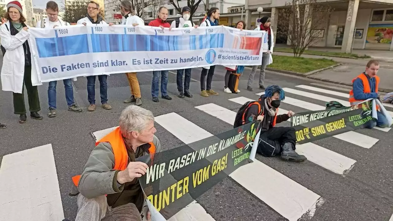 Klima-Kleber spielten in Linz Katz und Maus