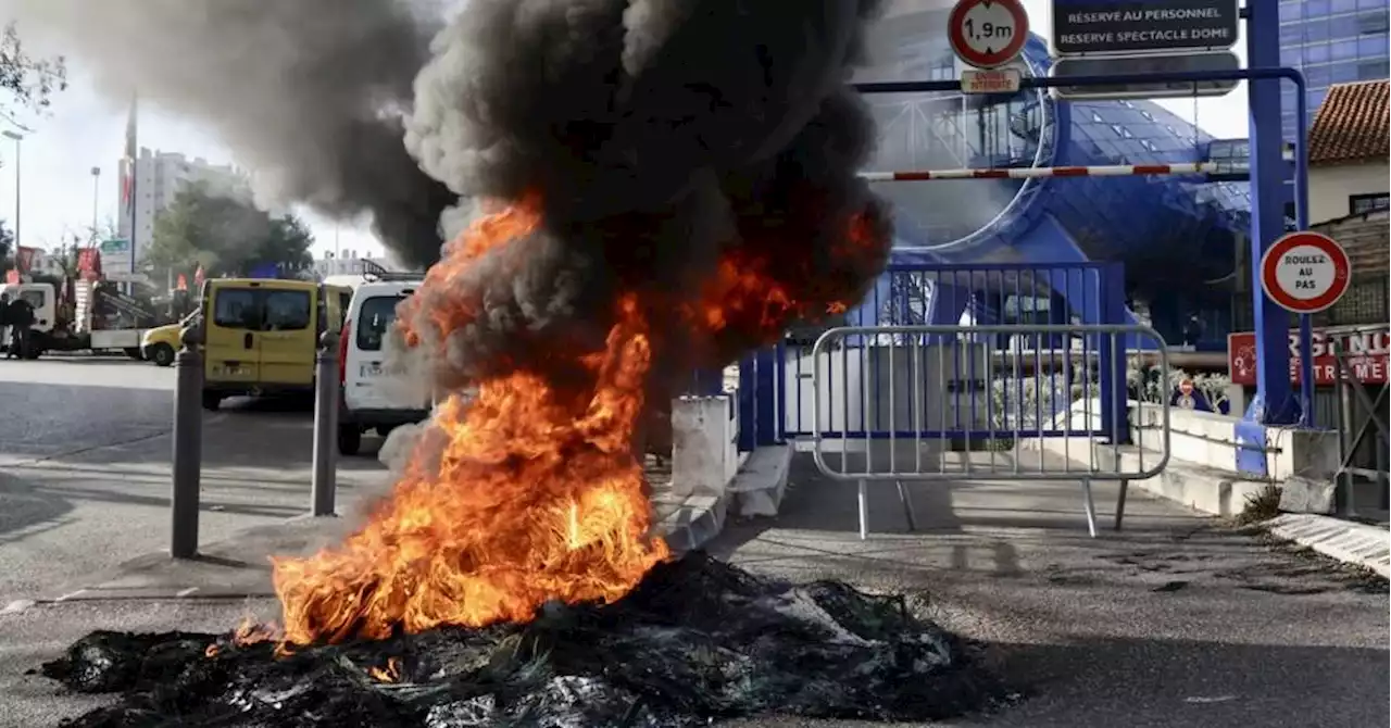 Réforme des retraites - Vidéo : panache de fumée devant le Conseil départemental des Bouches-du-Rhône où manifestent agents portuaires et dockers