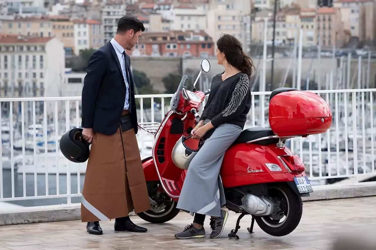 Une Marseillaise crée les premières jupes unisexes de protection de scooter