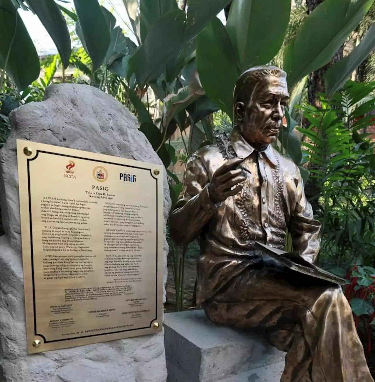 Pasig LGU unveils Lope K. Santos monument