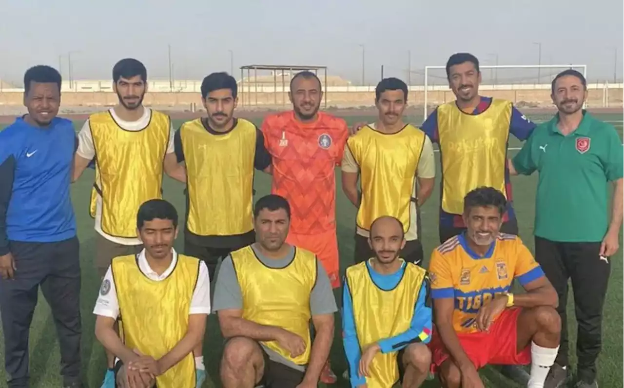 Embajador de Qatar en México juega amistoso con playera de Tigres