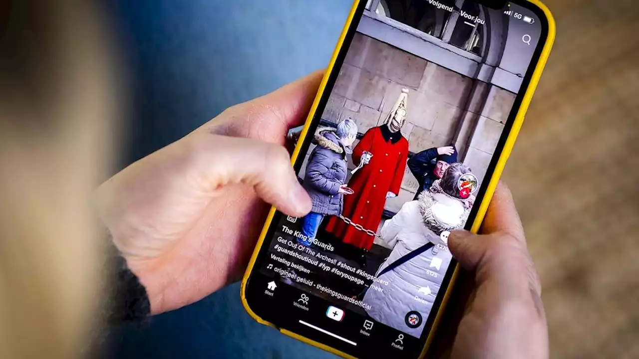 Kabinet verbiedt TikTok op werktelefoons van rijksambtenaren