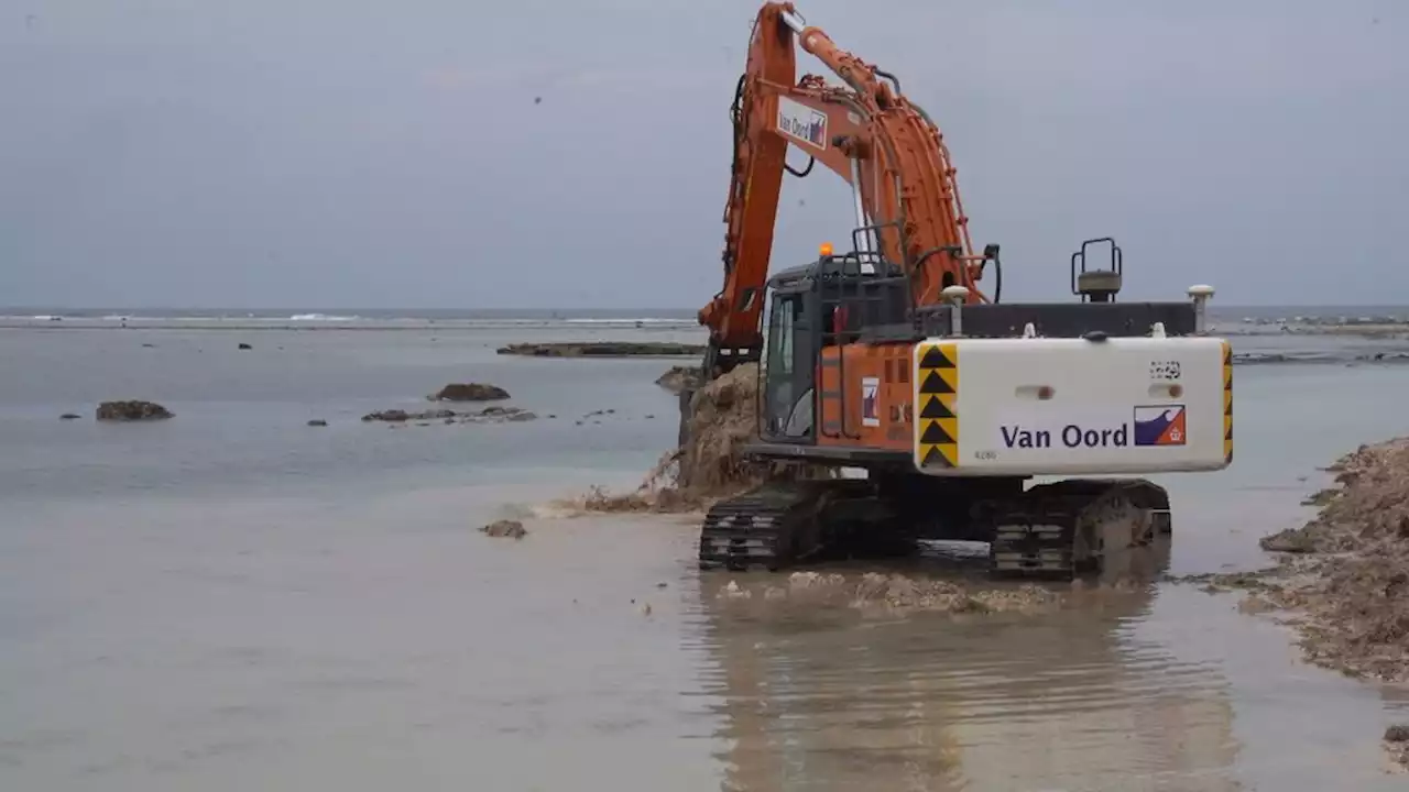 Protest tegen projecten van grote Nederlandse baggerbedrijven in de Malediven