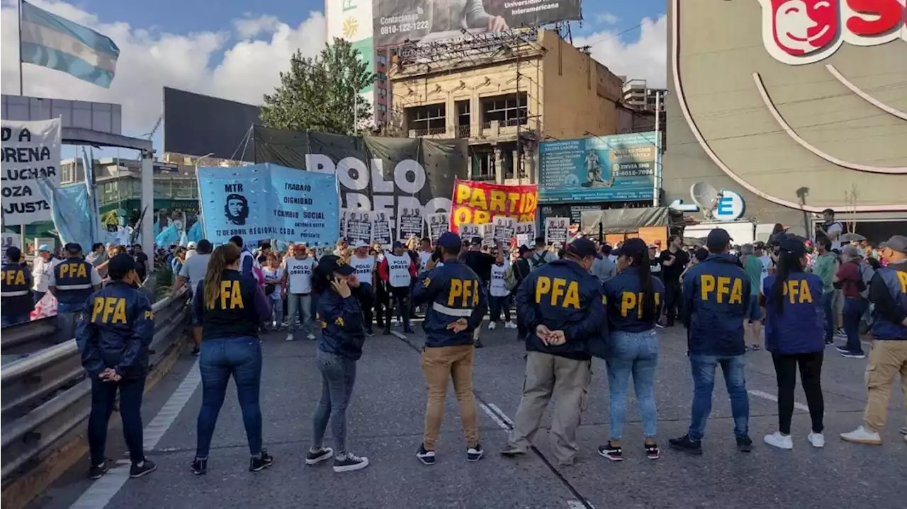 La protesta en Puente Pueyrredón sube de temperatura por un fuerte operativo policial