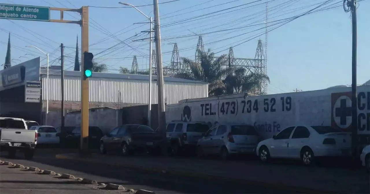 Utilizan banqueta para estacionar autos de taller mecánico en carretera a Puentecillas