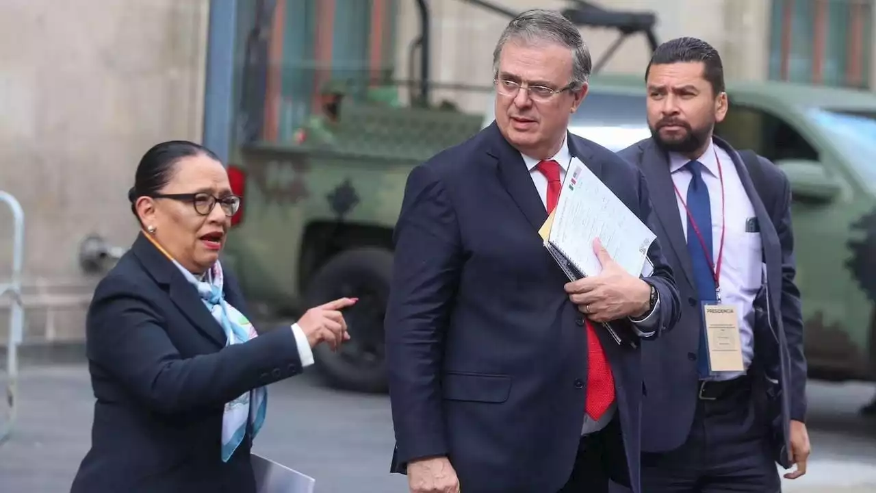 Agreden a Ebrard afuera de Palacio Nacional; le arrojan un vaso de helado (Video)