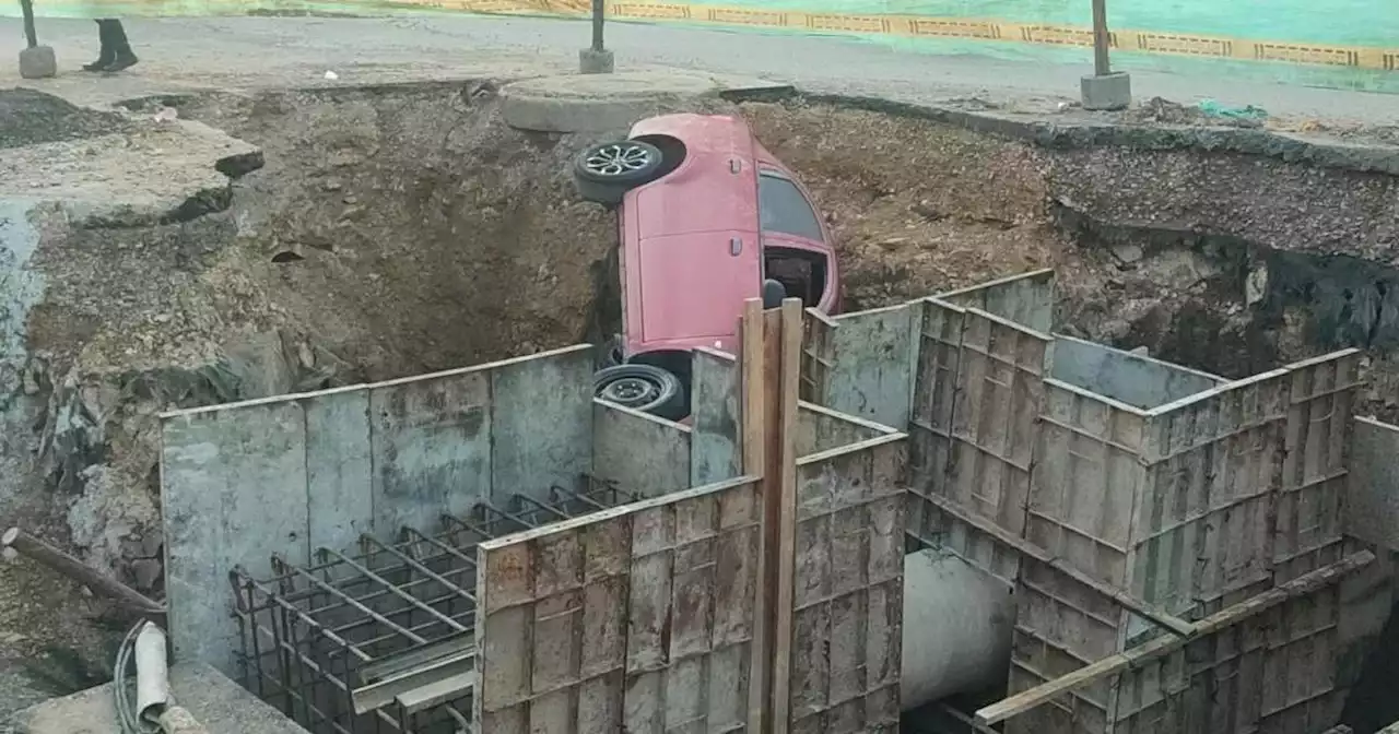 Carro terminó en un hueco gigante que dejó una obra inconclusa