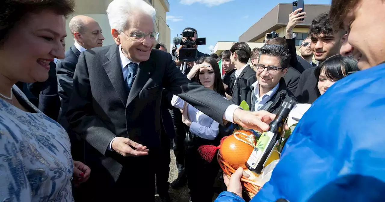 Mattarella visita Casal di Principe: 'Non restare indifferenti alla mafia o si diventa complici'