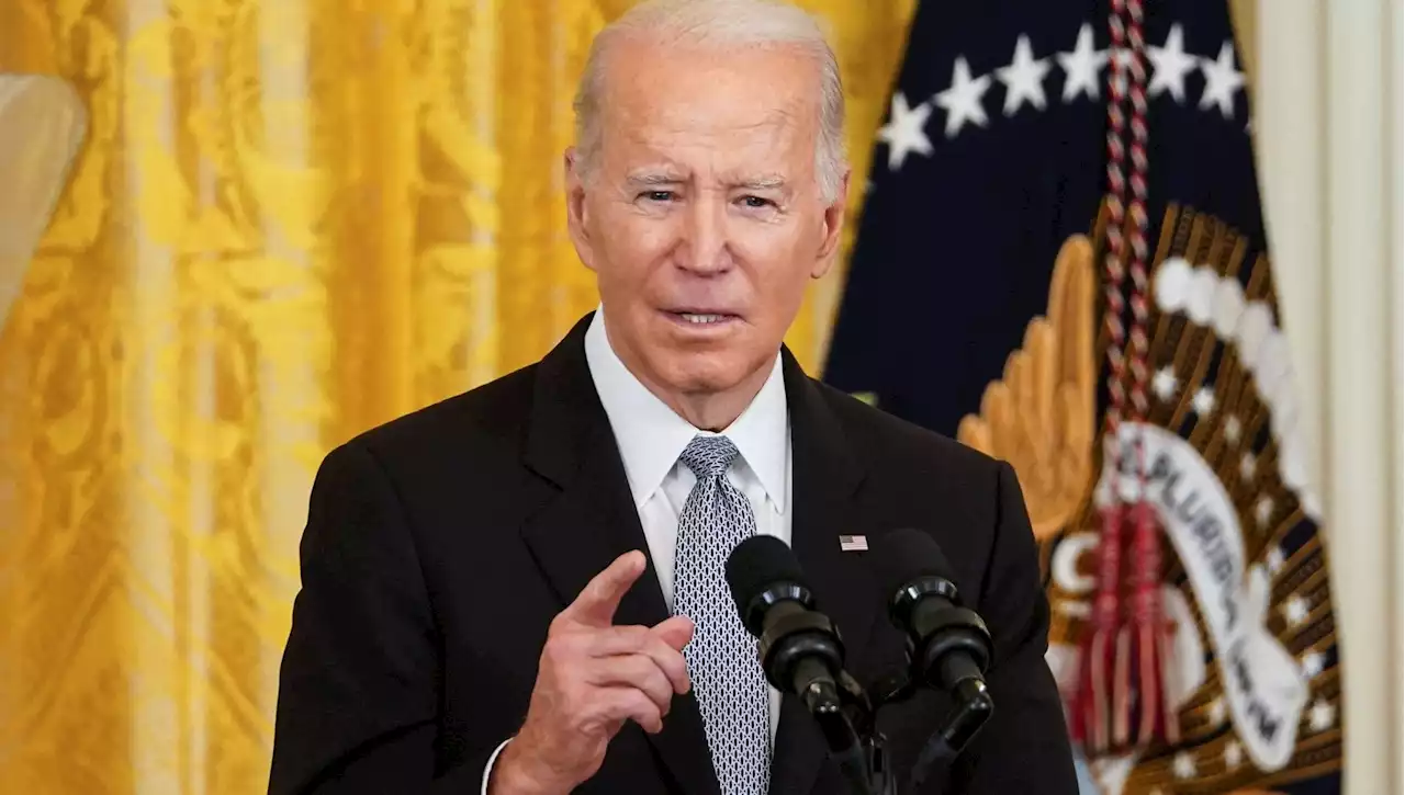 Covid, Biden firma la legge per la trasparenza sulle origini del virus. Declassificate anche le informazioni sul laboratorio di Wuhan