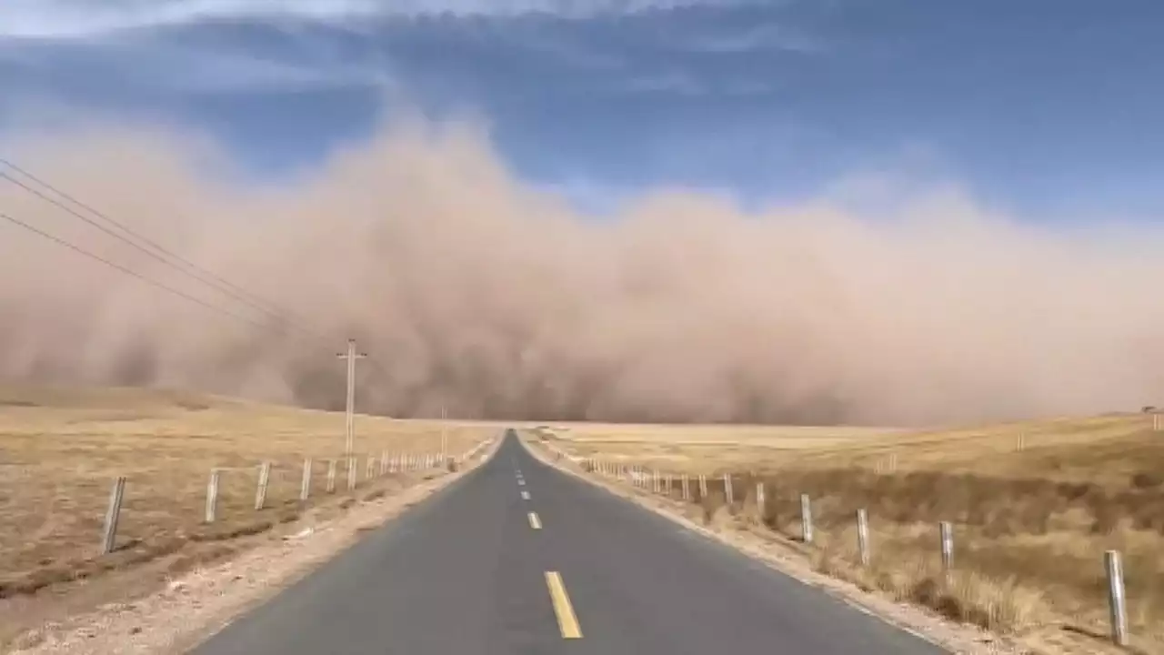 100m-high wall of sand towers above Chinese region during storm