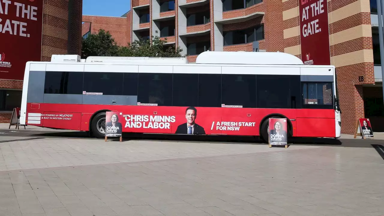 NSW Labor's electric bus runs out of charge during campaign tour