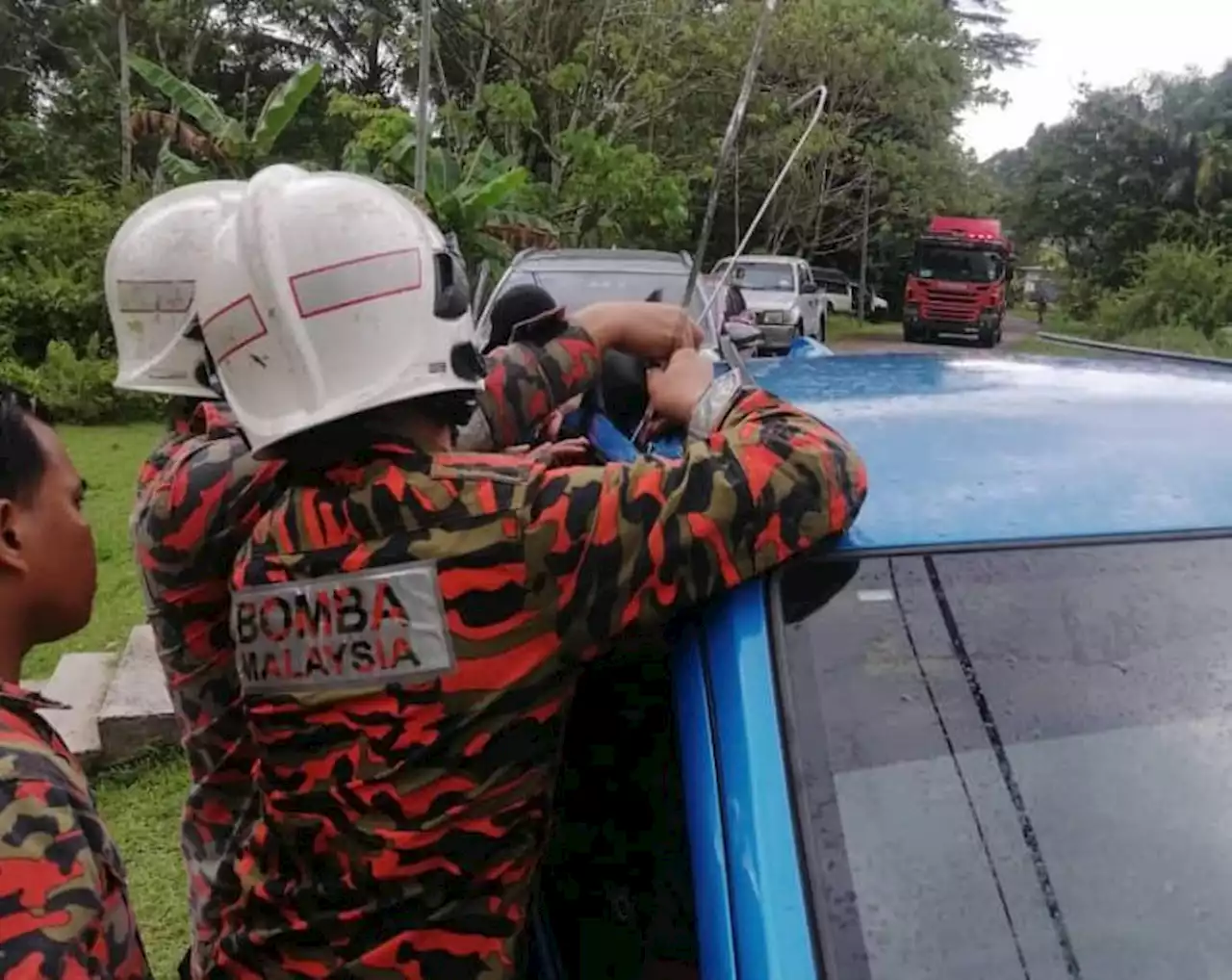 Firemen rescue two-year-old girl from locked car in Sandakan