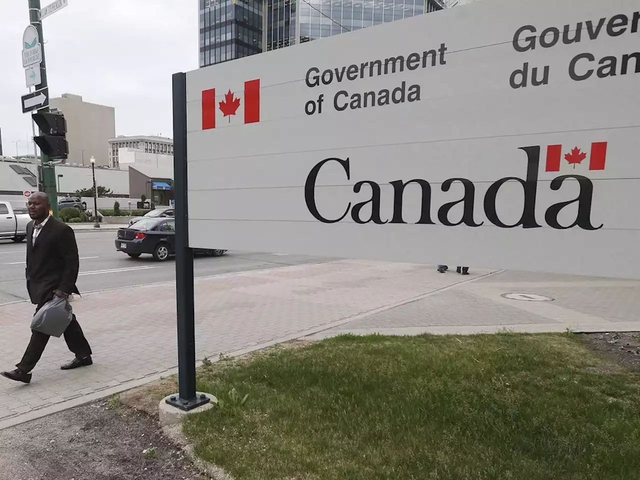 Two men who lost fingers crossing into Canada become Canadian citizens