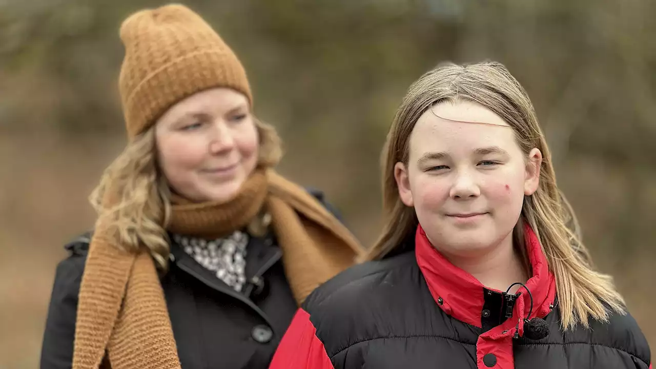 12-årige Nicklas bruger skoledagen på at kigge på sin mobiltelefon i et rum for sig selv