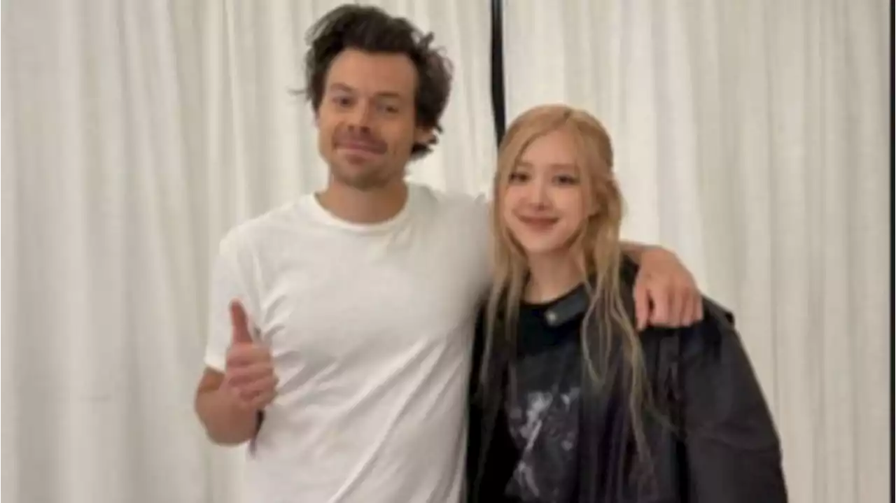 Rose BLACKPINK Pamer Potret DIrangkul Harry Styles