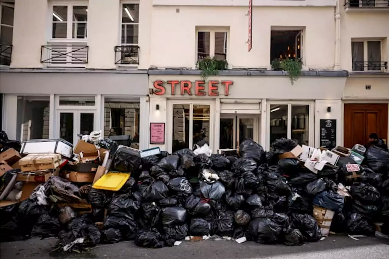 Garbage: In Paris streets, heaps of it become protest symbol