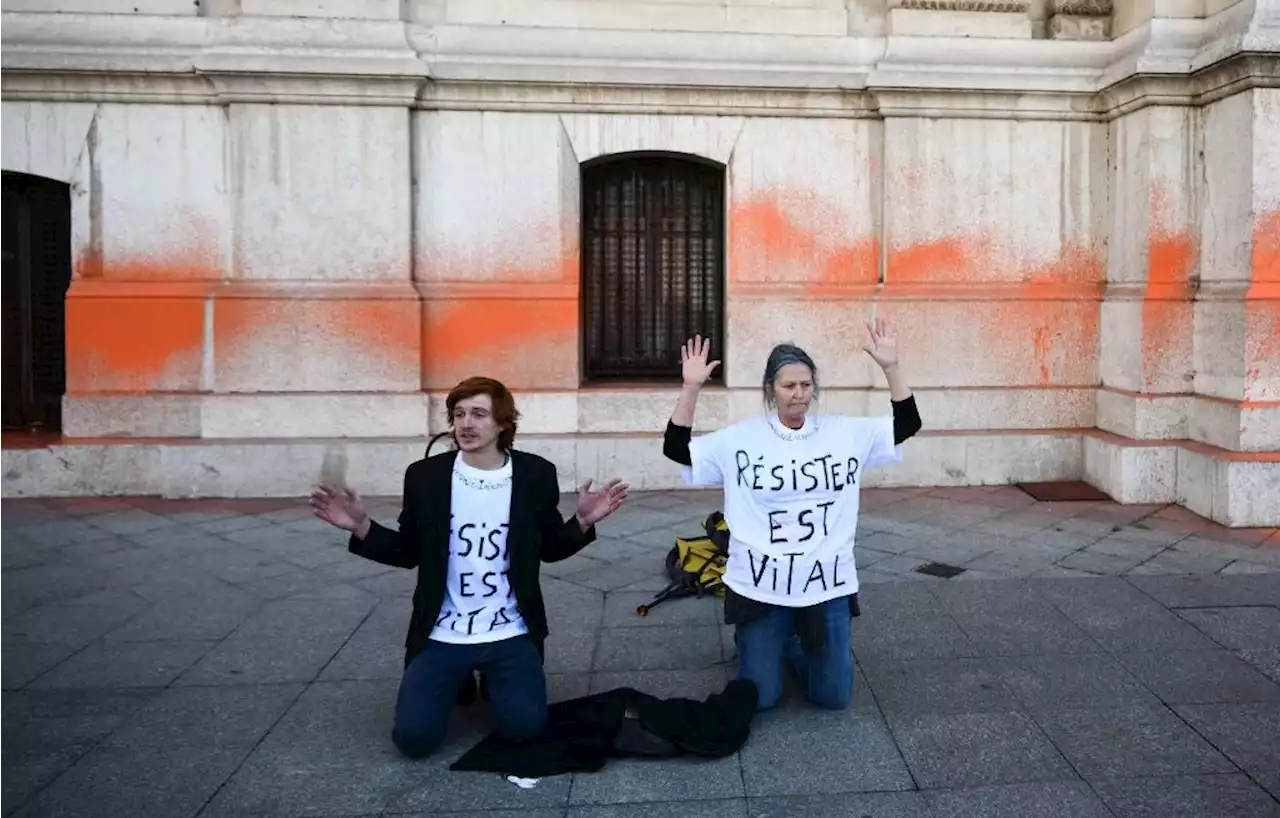 Des activistes écolos de Dernière rénovation aspergent des préfectures