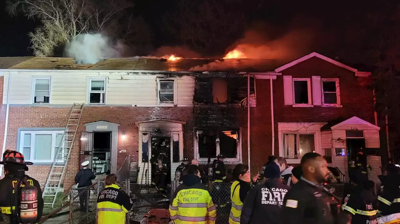 4 Chicago firefighters injured after 2nd floor collapses in Jeffery Manor townhome