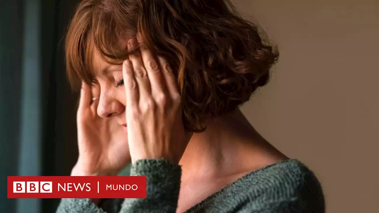 Por qué el riesgo de infarto aumenta en las mujeres con la menopausia - BBC News Mundo