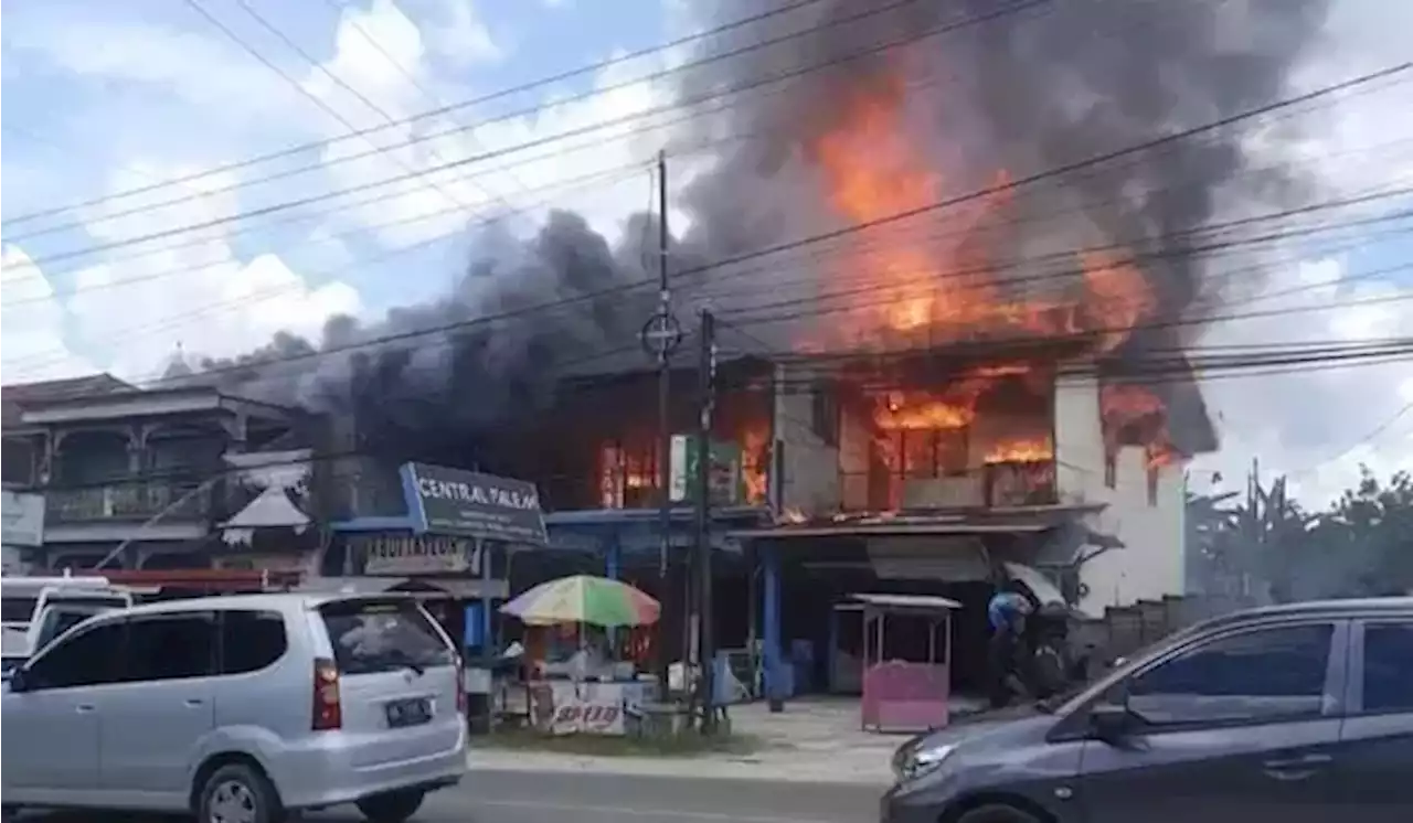 Kebakaran di Sintang Hanguskan Delapan Unit Ruko