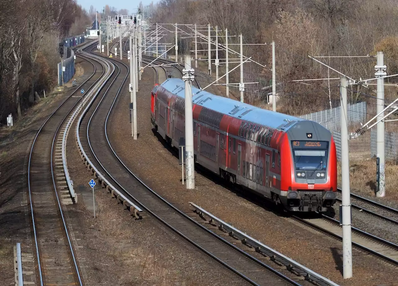 Berlin: Jugendliche bewerfen Zug mit Steinen und legen Hindernis auf Gleise