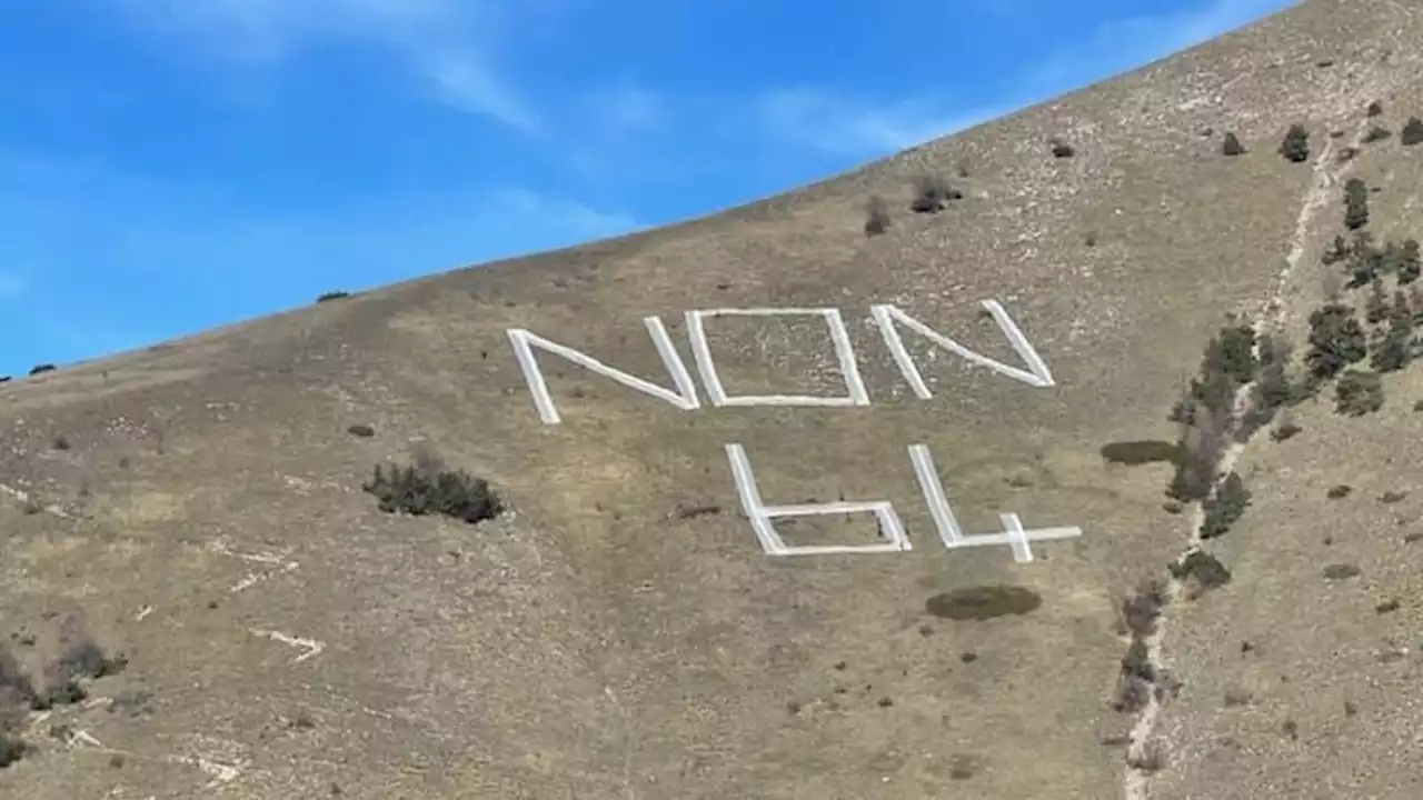 'Non 64': la CGT des Hautes-Alpes déploie un message géant contre la réforme des retraites