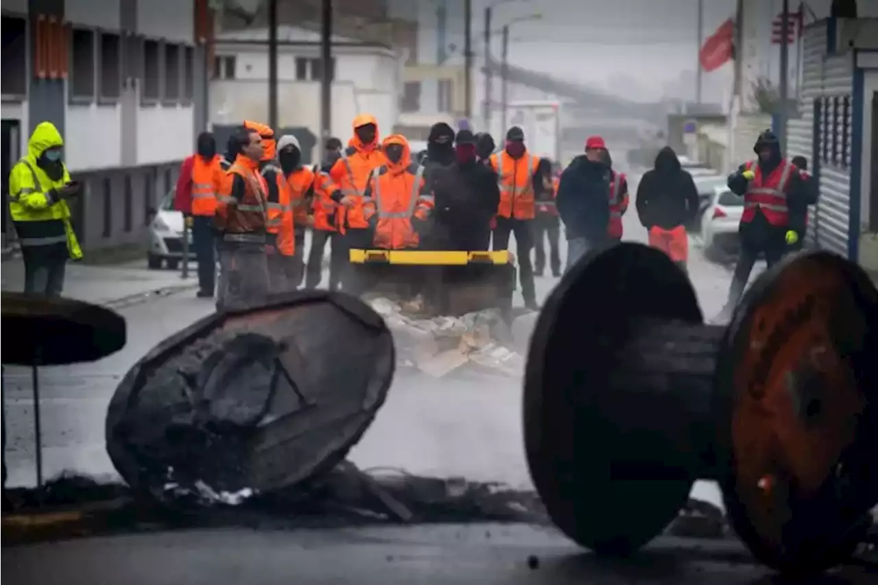 Retraites: des dockers bloquent le port de Brest et le pont de Saint-Nazaire