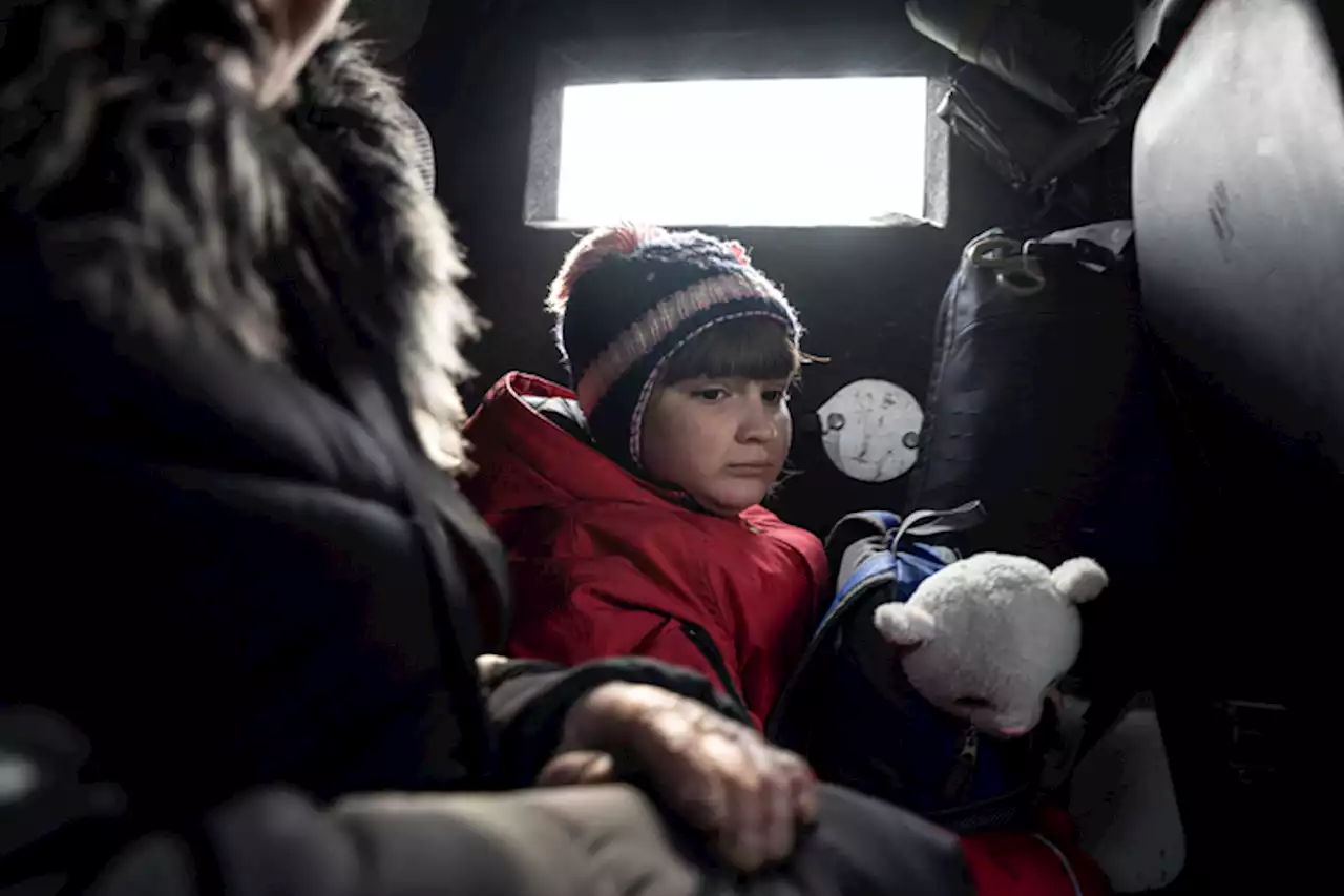 At Ukraine’s front, police try to evacuate holdout families | Elena Becatoros / The Associated Press