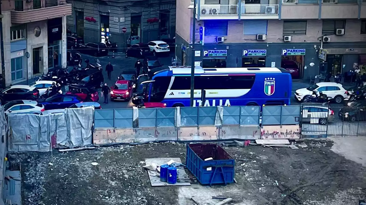 Napoli, il pullman della Nazionale imbottigliato nel traffico