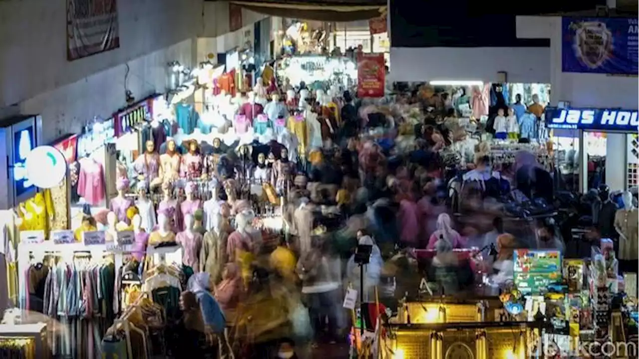 Pasar Tanah Abang Rame Banget, Busana Muslim Laris Manis