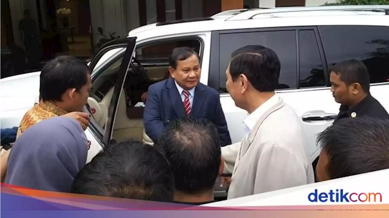 Viral Momen Prabowo Hormat ke Luhut dan Guyon 'Izin Duduk'