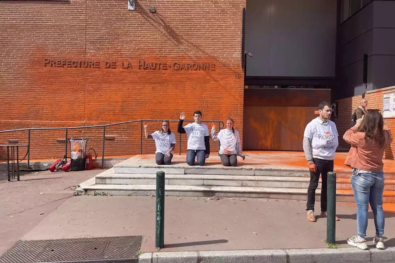 Des citoyens recouvrent de peinture orange la préfecture de Haute-Garonne pour dénoncer le 'déni démocratique de Macron'