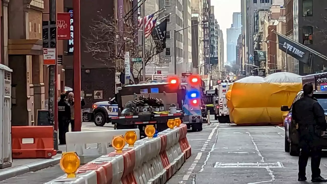 Suspect standing on ledge of Midtown building after FBI raid