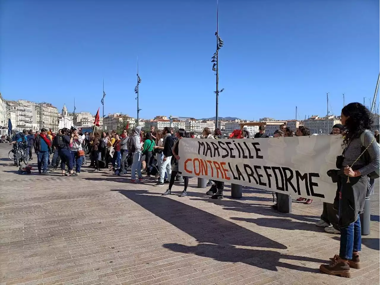 DIRECT. Réforme des retraites : pénuries d'essence, actions spontanées et détermination intacte après la prise de parole du Président