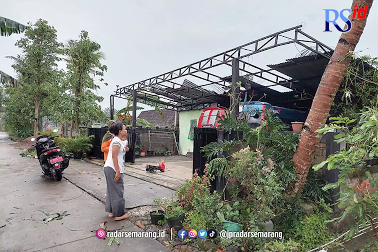 Ratusan Rumah Rusak Diterjang Puting Beliung