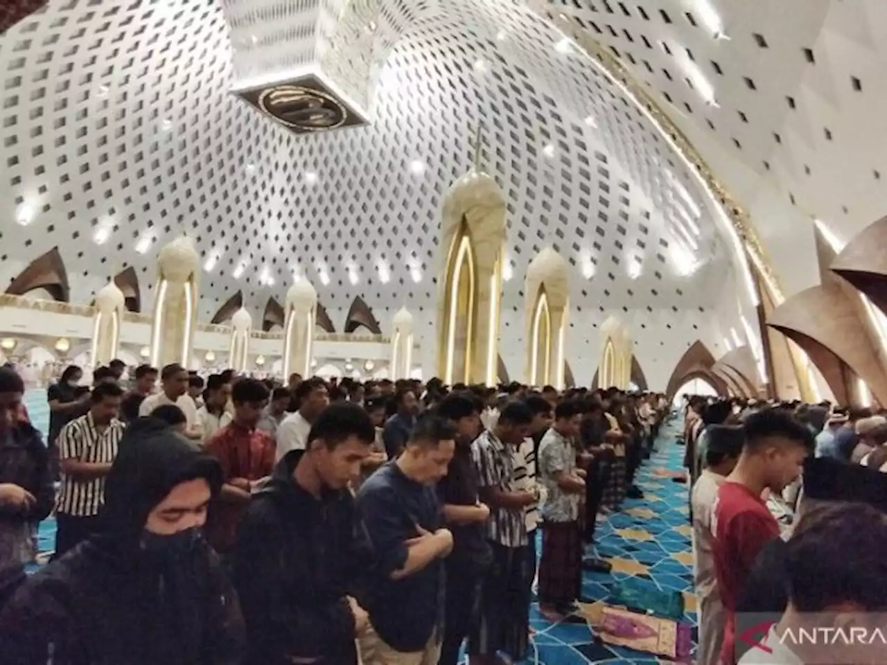 Warga Salat Tarawih Pertama usai Masjid Al Jabbar kembali Dibuka