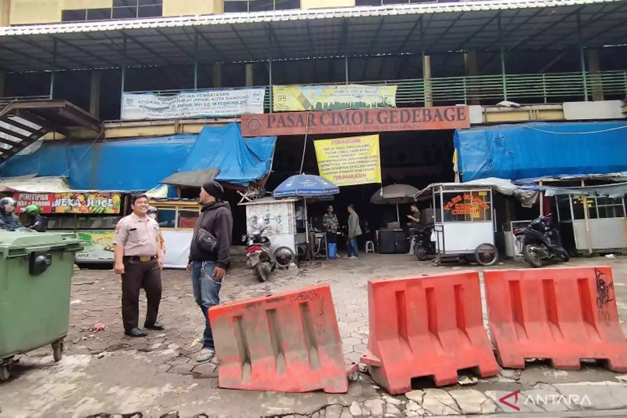 Pedagang Pakaian Bekas Impor di Pasar Cimol Gedebage Bandung Tutup Sementara