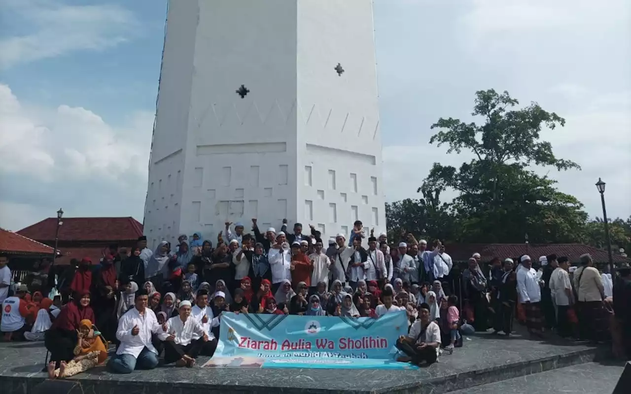 Peziarah Padati Makam Sultan Maulana Hasanuddin Banten Menjelang Puasa