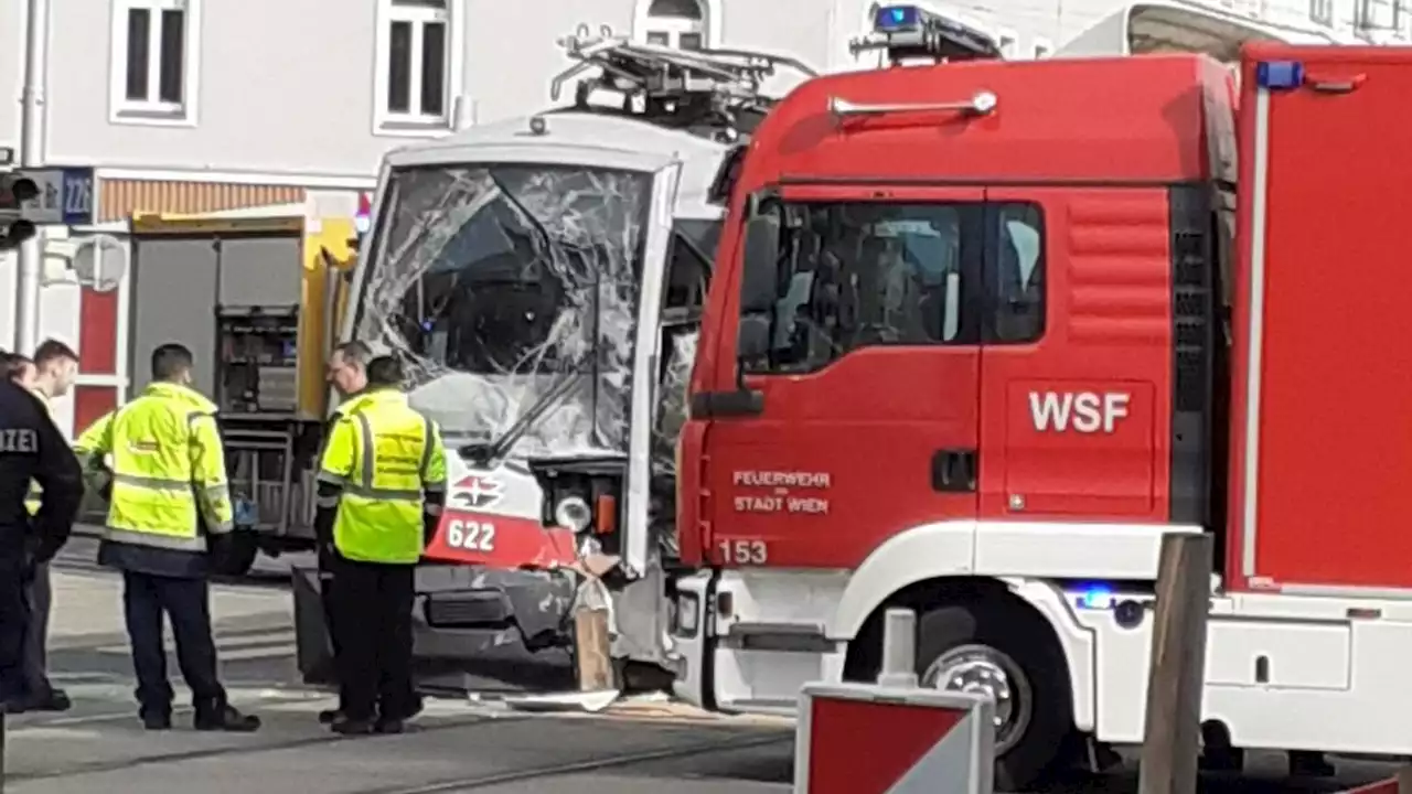 Unfalldrama in Wien: Lkw kracht in Straßenbahn