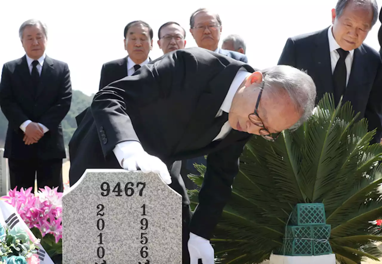 천안함 희생장병 묘역 찾은 MB “국가 번영·안보 위한 기도 드릴 것”