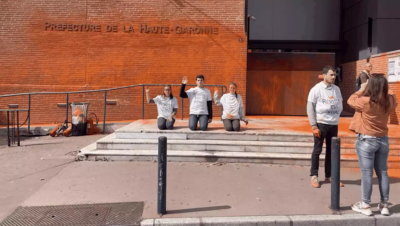 Toulouse : des militants écolos aspergent la préfecture de peinture pour alerter sur l'urgence climatique