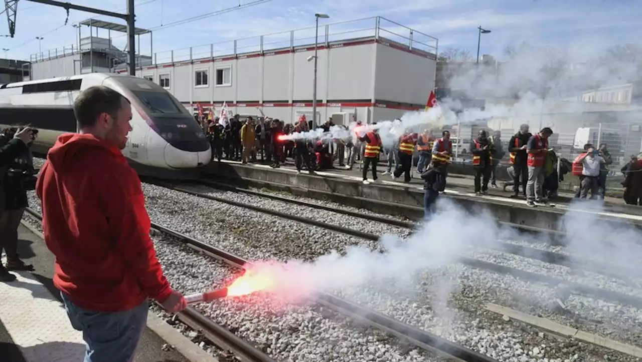 [VIDEO] VIDEO. Réforme des retraites : 200 manifestants ont envahi la gare de Toulouse pour bloquer la circulation des trains