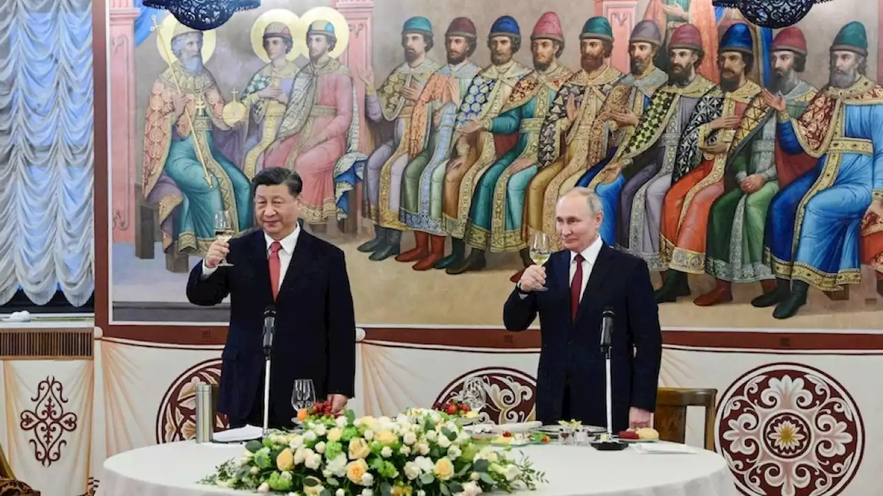 Avanza posición de China para paz; Putin palomea plan