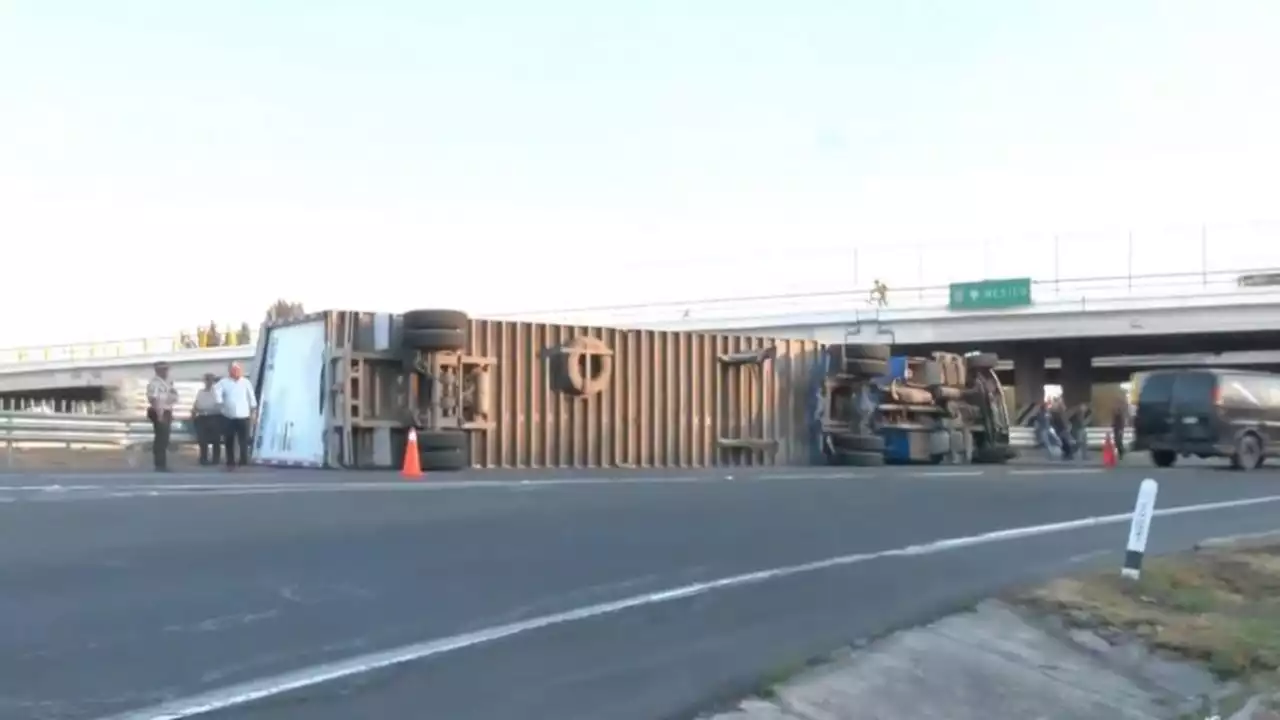 Tráiler vuelca cerca de las casetas en la México-Pachuca | VIDEO