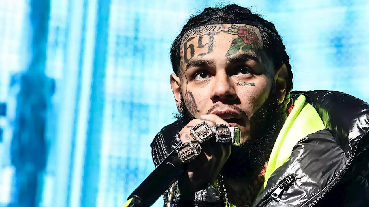 Le rappeur 6ix9ine hospitalisé en urgence après avoir été passé à tabac