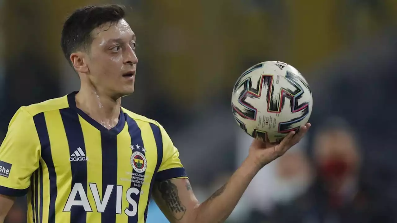 Mesut Özil met un terme à sa carrière de footballeur