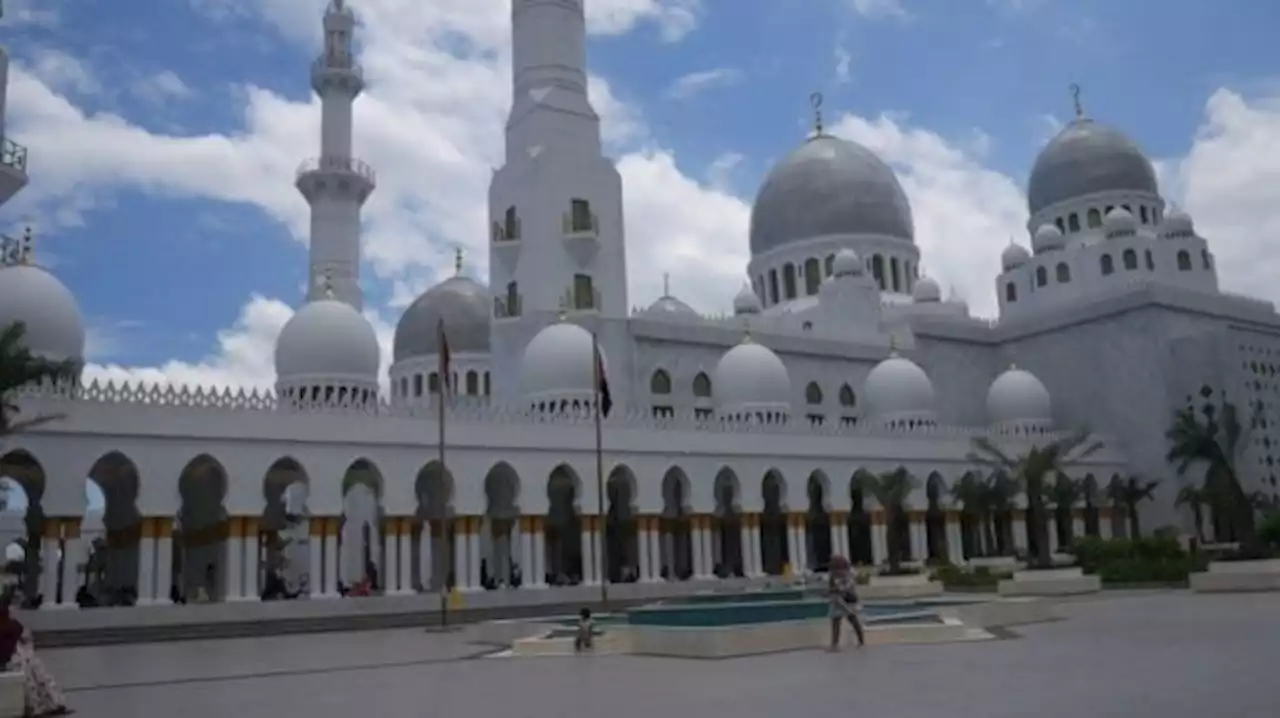 Masjid Sheikh Zayed Sediakan Ribuan Takjil Tiap Hari Selama Ramadan