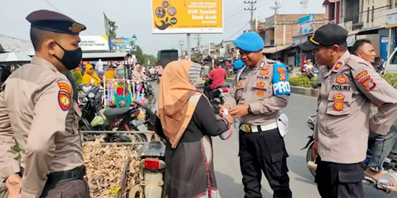 Sambut Ramadan, Polisi di Aceh Bagi-Bagi Daging ke Warga | merdeka.com