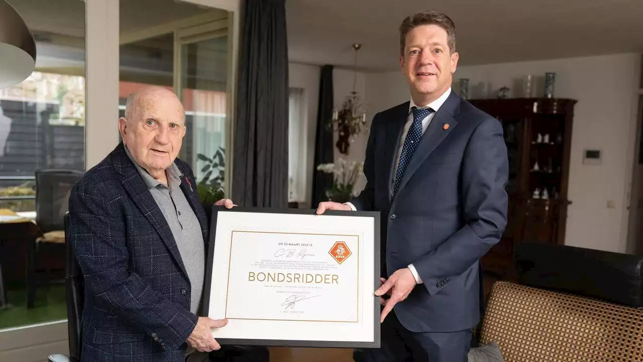 KNVB eert voetbalicoon Kees Rijvers (96) met bondsridderschap